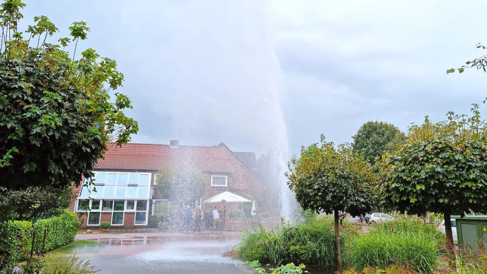 Ein kaputter Hydrant in der Straße Am Rathaus im Wiesmoorer Stadtzentrum hielt Mittwochmittag die Feuerwehr, den OOWV und die Anlieger in Atem. Foto: Feuerwehr Wiesmoor