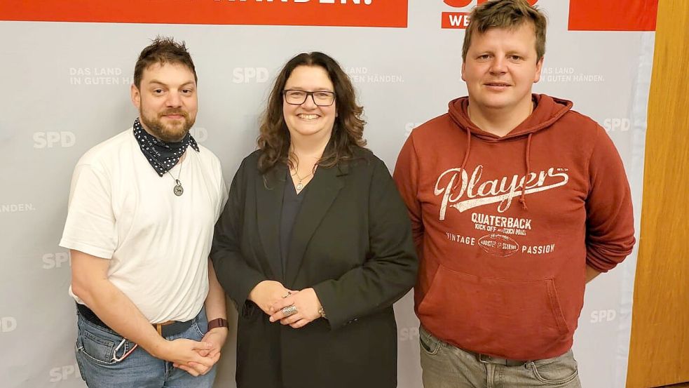 Mit Anja Troff-Schaffarzyk in der Mitte: die Borkumer Benjamin Gerhardt (links) und Hendrik Wickern. Foto: SPD