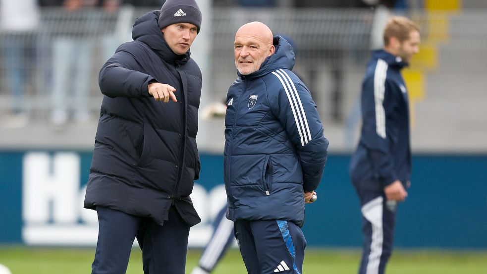 Es war frisch im Emder Ostfriesland-Stadion. Da zogen sich auch Henning Rießelmann (links) und Stefan Emmerling warm an.