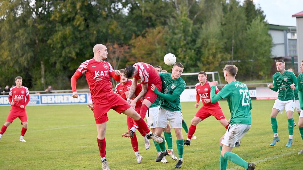 Viel los war am Samstag in Wiesmoor. Mann des Tages war jemand, der in dieser Szene nur Zuschauer ist. Nils Boekholder (rechrs) erzielte drei der vier Larrelter Treffer. Fotos: Steenhoff