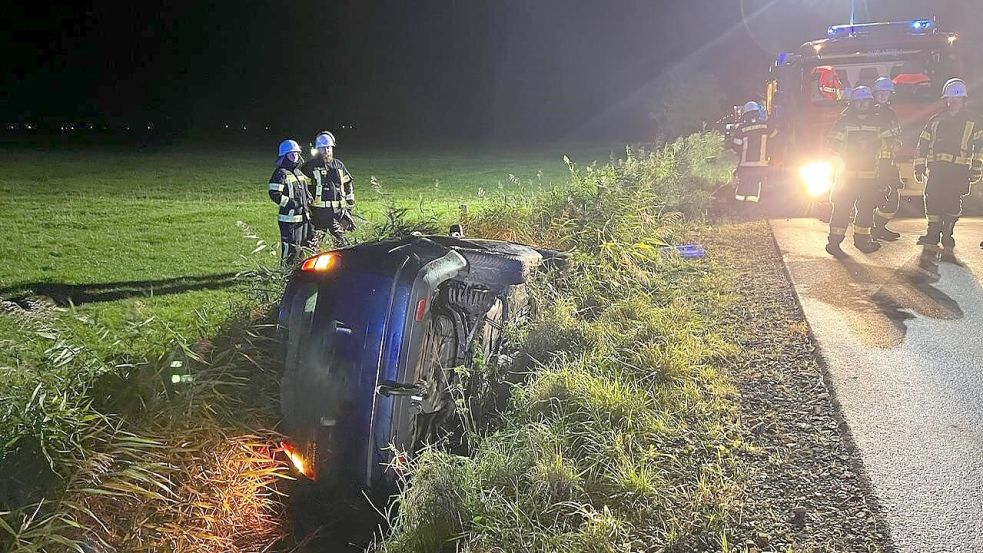 Der Pkw kam zwischen Hinte und Emden von der Straße ab und landete im Graben. Fotos: Feuerwehr Hinte