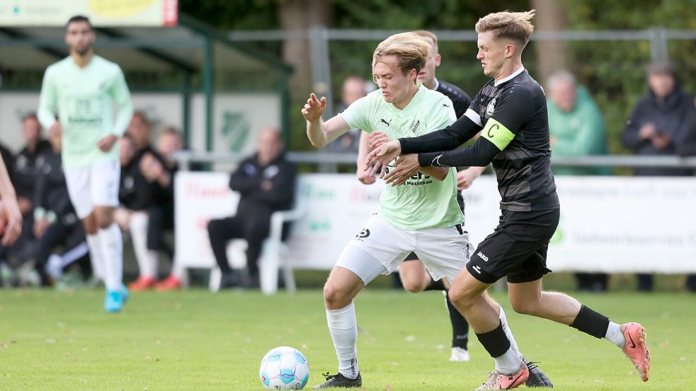 Tristan Darsow (links) war in der ersten Halbzeit an zwei gefährlichen Firrel-Aktionen beteiligt. Einmal verhinderte der Pfosten einen Treffer von ihm. Foto: Doden/Emden