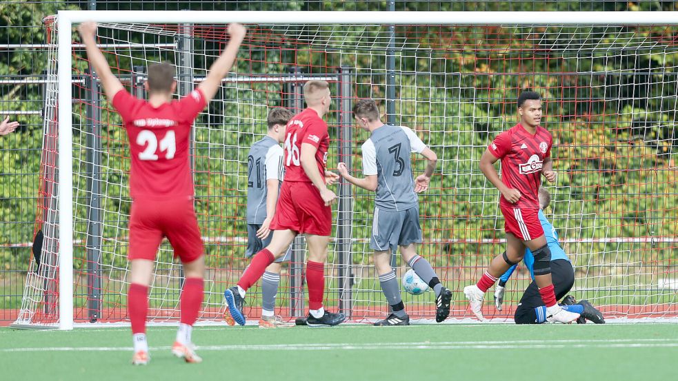 Der VfB Uplengen jubelte zwar über das frühe Führungstor gegen Jheringsfehn, kassierte am Ende aber eine 2:4-Niederlage. Foto: Doden, Emden