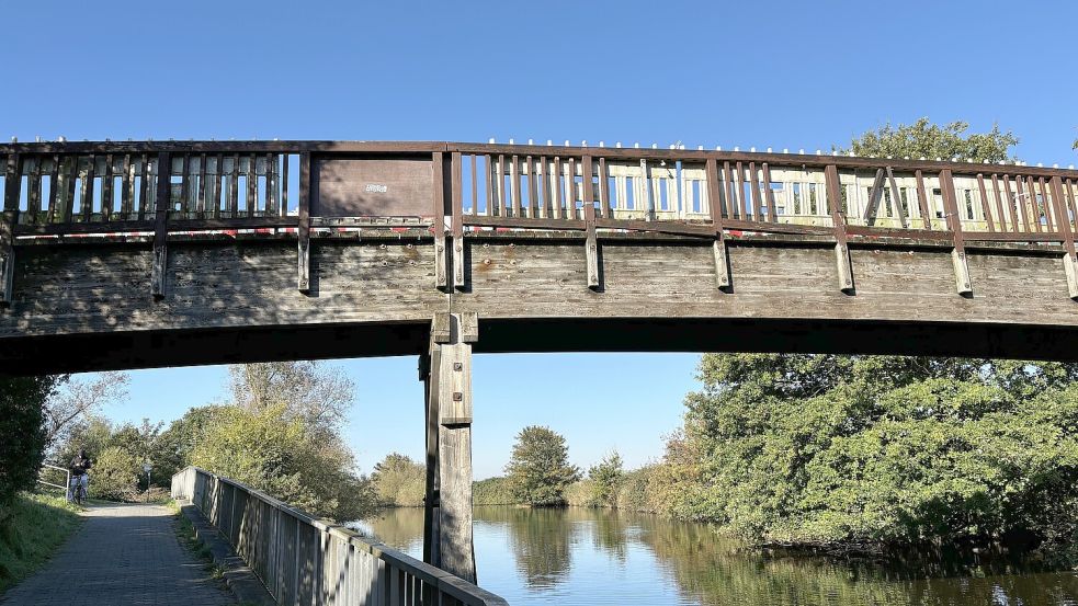 Brücke über das Larrelter Tief: Von außen ist das marode Geländer unübersehbar. Foto: Schuurman