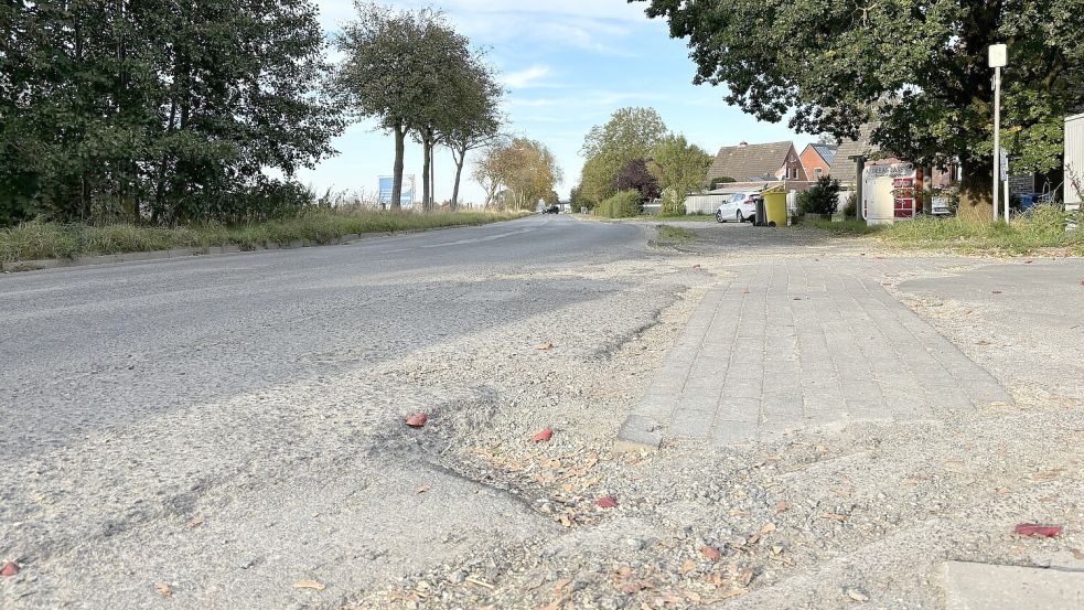Rumpelige Straße und rumpeliger Gehweg: Das letzte Teilstück der Ausfallstraße aus Wolthusen wird 2025 saniert. Foto: Schuurman
