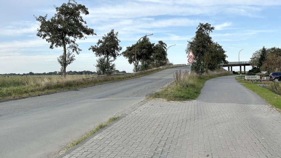 Bis zur Luftbrücke und nicht weiter: Hier in Uphusen ist Schluss mit der vier Kilometer langen Straßensanierung ab Nordertor in der Innenstadt. Foto: Schuurman