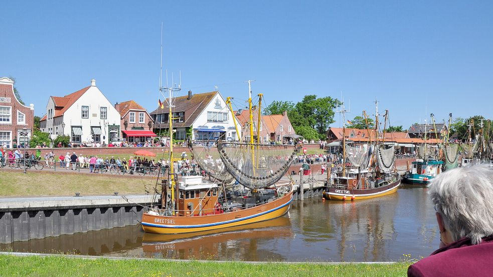 Immer ein beliebtes Fotomotiv: der Greetsieler Hafen mit den Krabbenkuttern. Foto: Wagenaar/Archiv