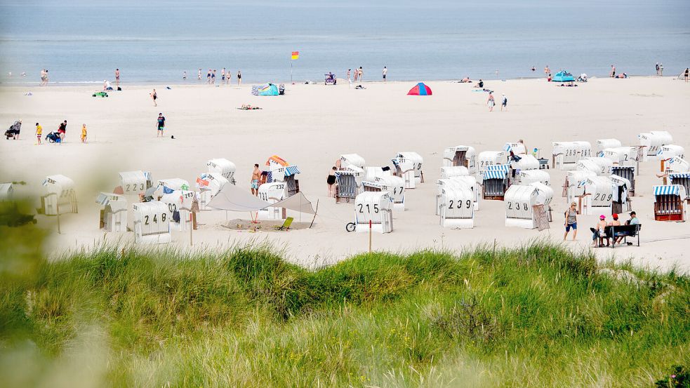 Der Strand von Spiekeroog: Wer hofft, dort vielleicht eines der verschwundenen Drogenpakete zu finden, hofft bislang vergebens. Die Drogen sind verschwunden. Foto: Dittrich/DPA/Archiv