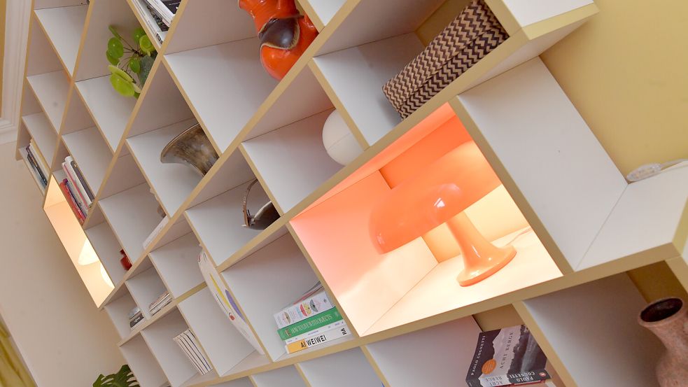 Eines der wenigen neuen Möbelstücke im Haus von Familie Krause: ein großes Bücherregal im Essbereich. Foto: Ortgies