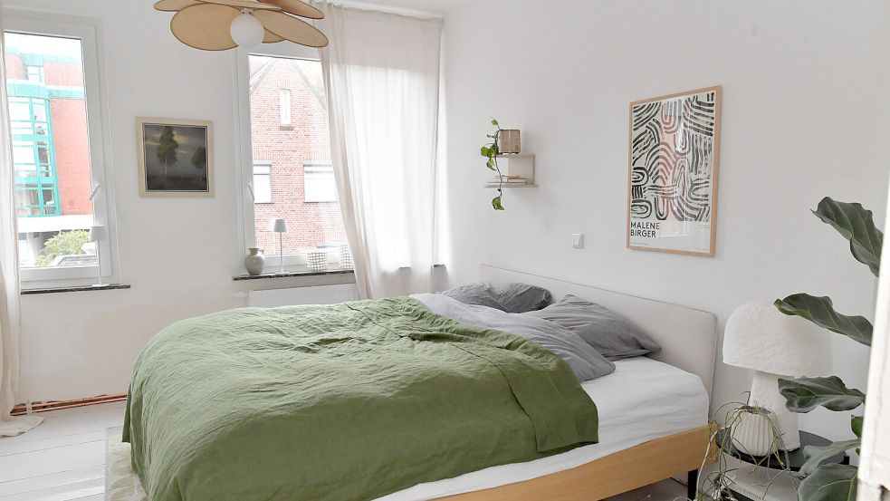 Das Schlafzimmer im Obergeschoss. Auch hier muss noch ein bisschen was passieren. Foto: Ortgies