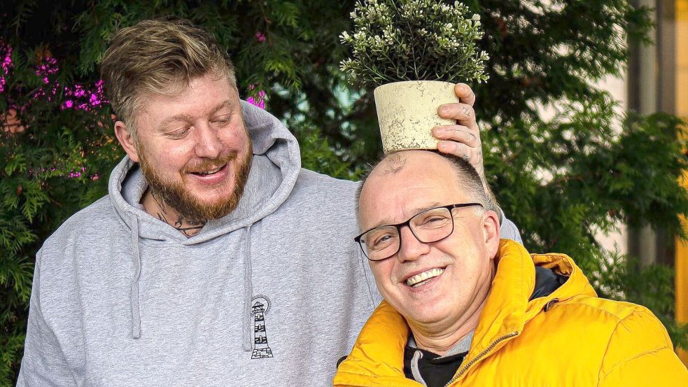 •Mit ihren Späßen unterhalten Wilke Zierden (links) und Udo Tesch ihre Abonnenten. Foto: Archiv/Privat