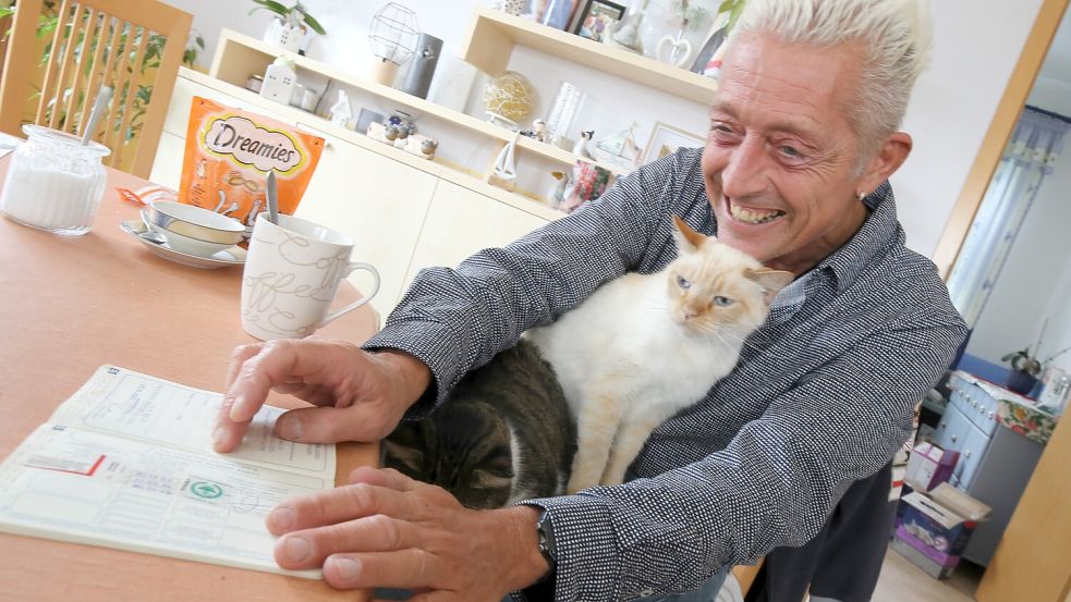 Manchmal muss Missy auch ein wenig zur Seite rücken – Kater Balu ist schließlich auch empfänglich für Streicheleinheiten. Foto: Böning