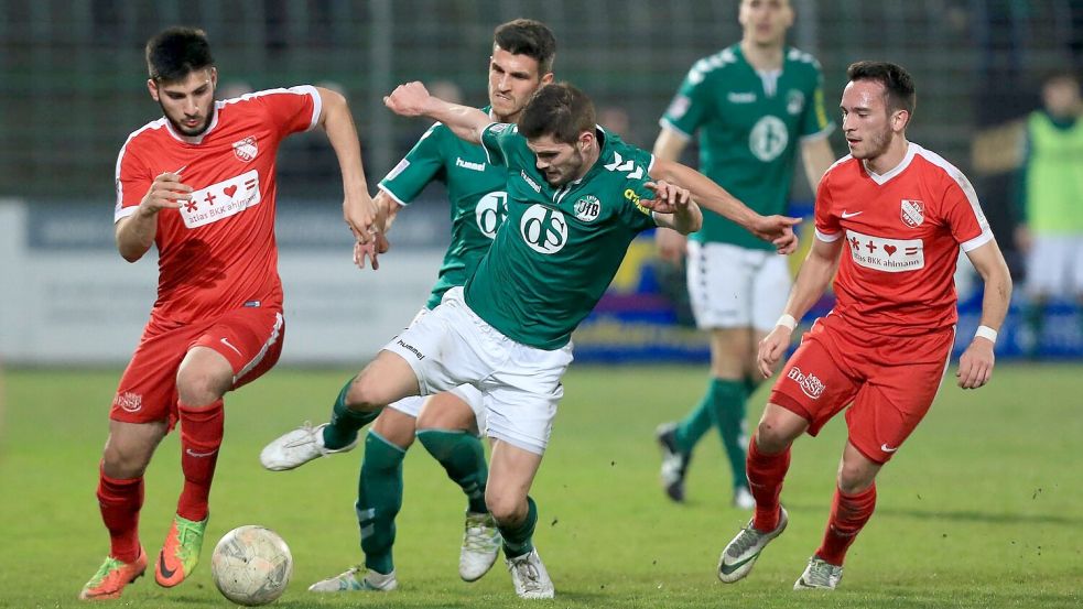 Seine ersten beiden Herren-Jahre sowie zuvor eine U19-Saison verbrachte der heutige Nationalspieler Deniz Undav (links) eins im Trikot des TSV Havelse. Foto: Imago