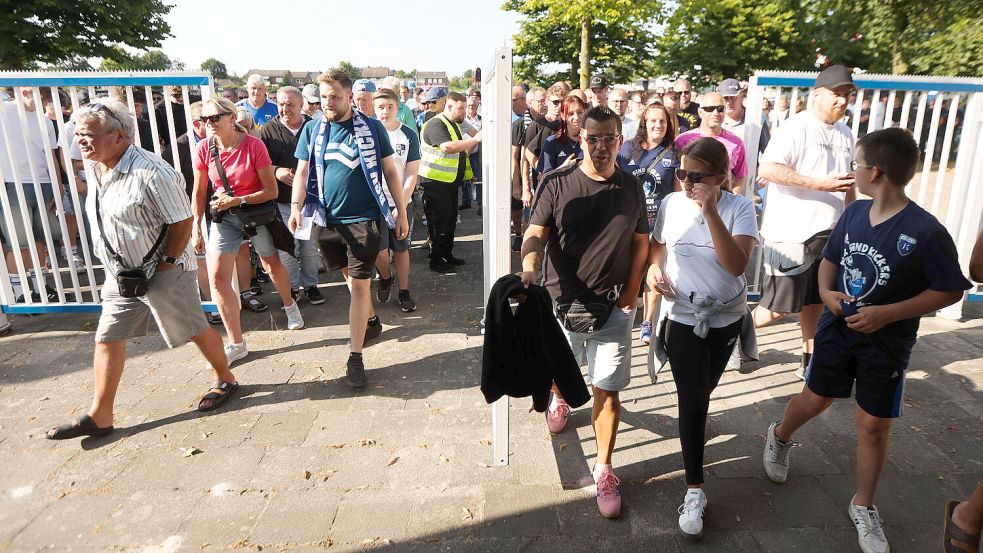 Die Stadiontore und Tageskassen öffnen schon um 16.30 Uhr. Foto: Doden/Emden