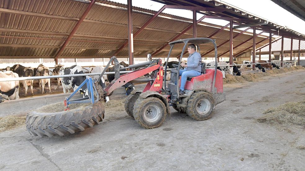 Stefan Sweers ist mit Erfindungsreichtum gesegnet: Viele Dinge auf seinem Betrieb hat er selber gebaut. So auch diesen Futterschieber. Foto: Ortgies
