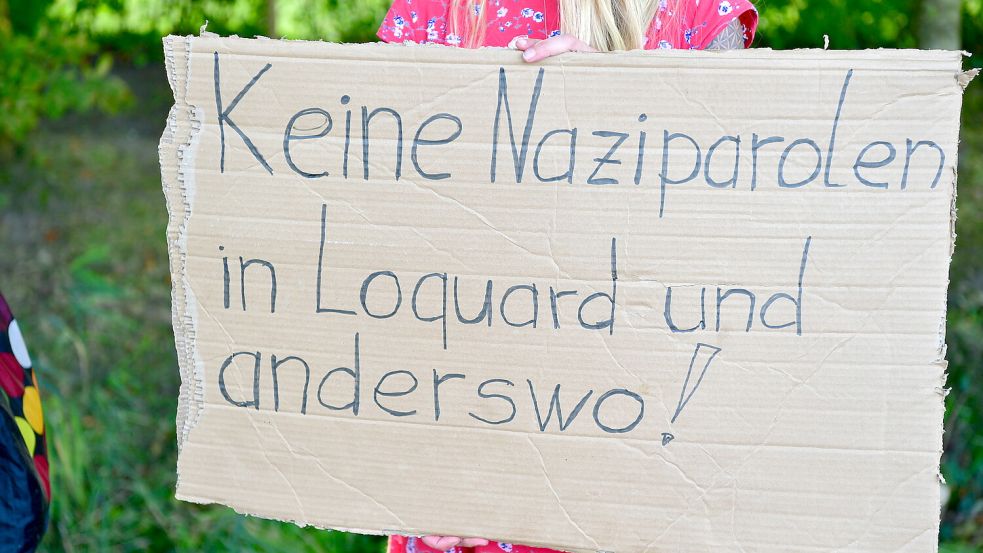 „Keine Naziparolen in Loquard und anderswo". Mit Schildern machten einige Krummhörnerinnen und Krummhörner ihre Meinung deutlich. Foto: Wagenaar
