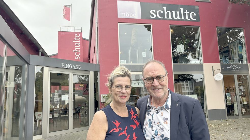 Astrid und Bernd Paffen sind die Inhaber von Möbel Schulte. Sie schließen das Geschäft. Foto: Bothe/Archiv