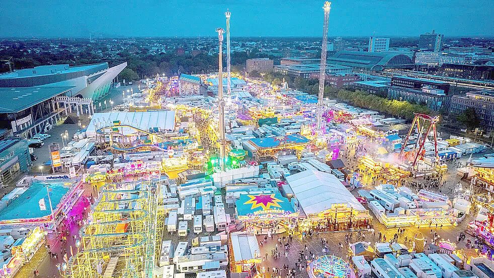 Die Bürgerweide leuchtet wieder: Seit Freitag, 18. Oktober, feiert Bremen 17 Tage lang seinen Freimarkt. Foto: Sina Schuldt