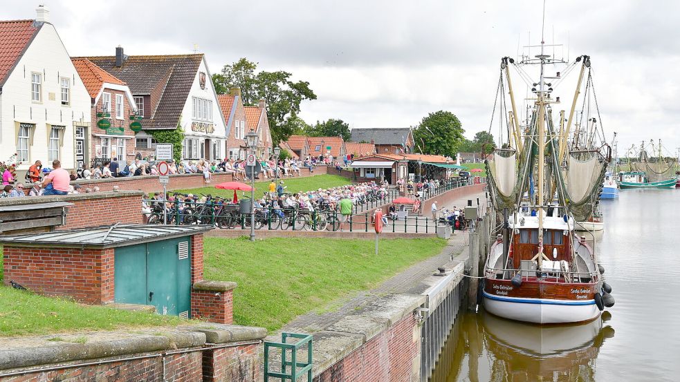 Greetsiel ist ein beliebtes Ziel für Urlauber und Ostfriesen. Das Foto zeigt einen Freiluftgottesdienst. Foto: Wagenaar/Archiv