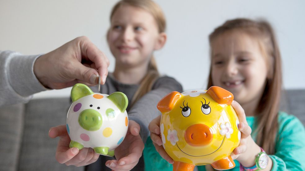 Ob fest verzinst oder flexibel – die richtige Sparstrategie für Kinder will wohlüberlegt sein. Foto: dpa/Silvia Marks