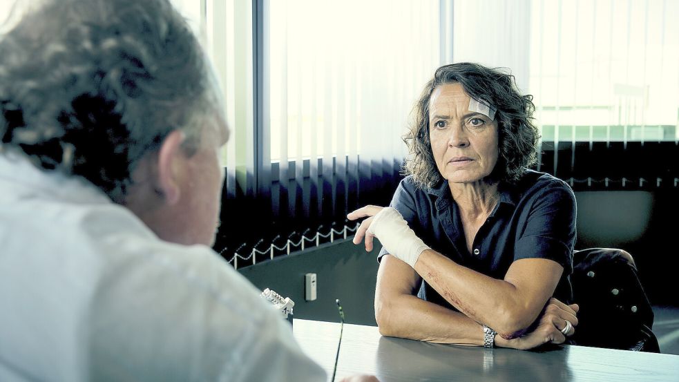 Noch mitgenommen von der Polizeiaktion sieht sich Lena Odenthal (Ulrike Folkerts) einer internen Ermittlung durch LKA-Kollegen Kurt Breising (Bernd Hölscher) ausgesetzt. Foto: © SWR/Benoît Linder