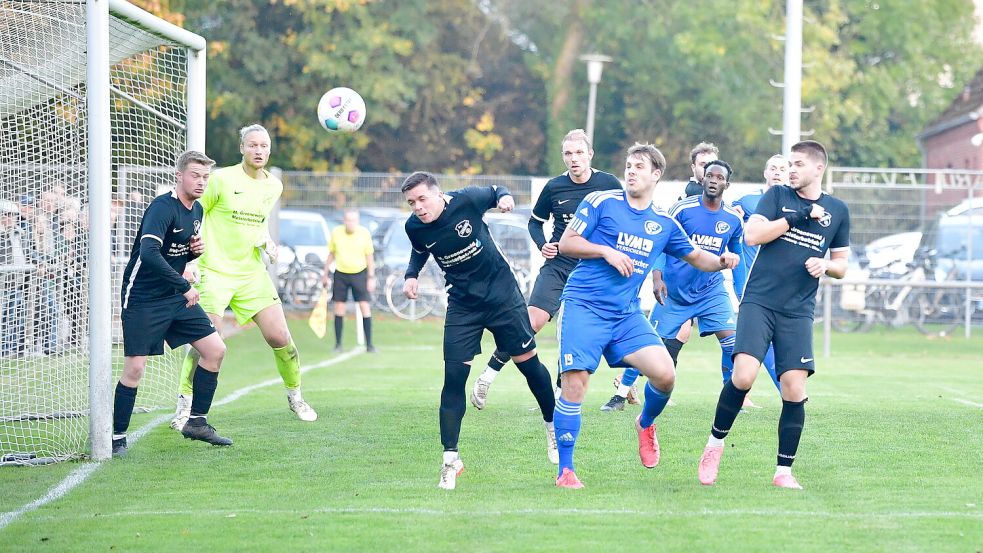 Einen wilden Schlagabtausch lieferten Loquard (schwarze Trikots) und Spitzenreiter Süderneuland. Nach einer 2:0-Führung mussten sich die gastgebenden Krummhörner am Ende mit 2:5 geschlagen geben – und kassierten die vierte Niederlage in Folge. Foto: Wagenaar