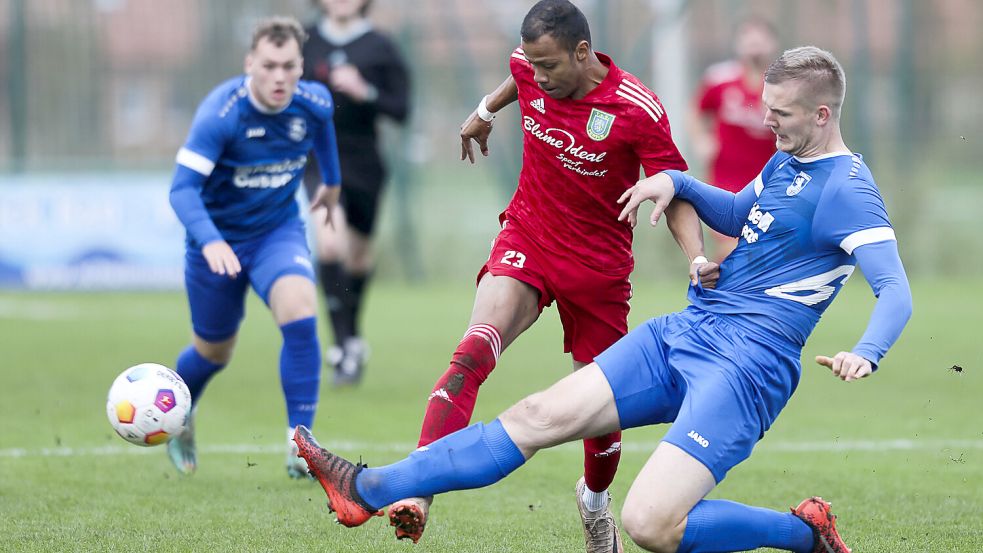 Pewums Brayan Asprilla (rotes Trikot) im Zweikampf mit dem Esenser Abwehrchef Remko Til. Foto: Doden, Emden