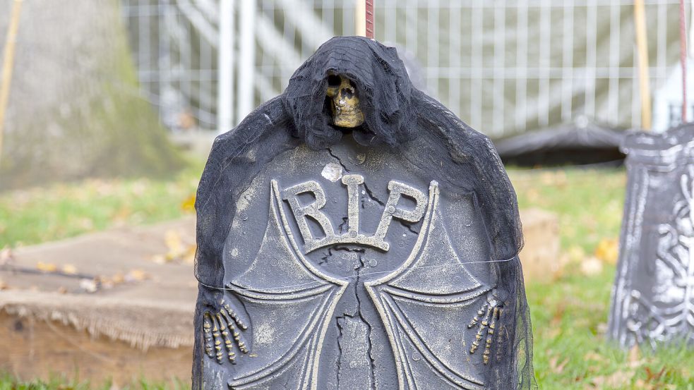 Das ganze Gelände des Halloween-Hauses wird gruselig dekoriert. Auch Gräber dürfen natürlich nicht fehlen. Foto: Lars Schröer