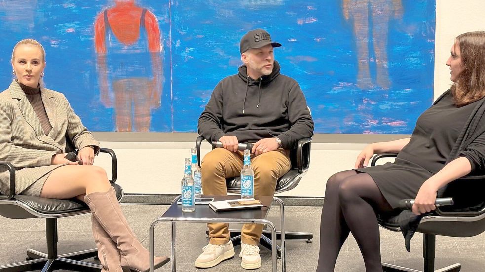 Anfang Oktober waren Lea (links) und Sidney Hoffmann zu Gast in der Emder Kunsthalle. Dort hatte Leiterin Lisa Felicitas Mattheis sie zu einer Talkrunde eingeladen.