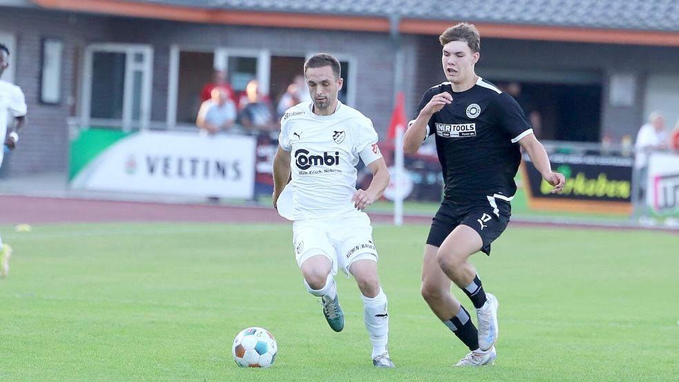 Im Bezirkspokal-Duell im August gewann der SV Großefehn um Torjäger Klaas Bikker (rechts) bei der SpVg Aurich. Diese hat nun Personalnot, unter anderen fehlt Stanislav Geis (links) rotgesperrt. Foto: Gronewold