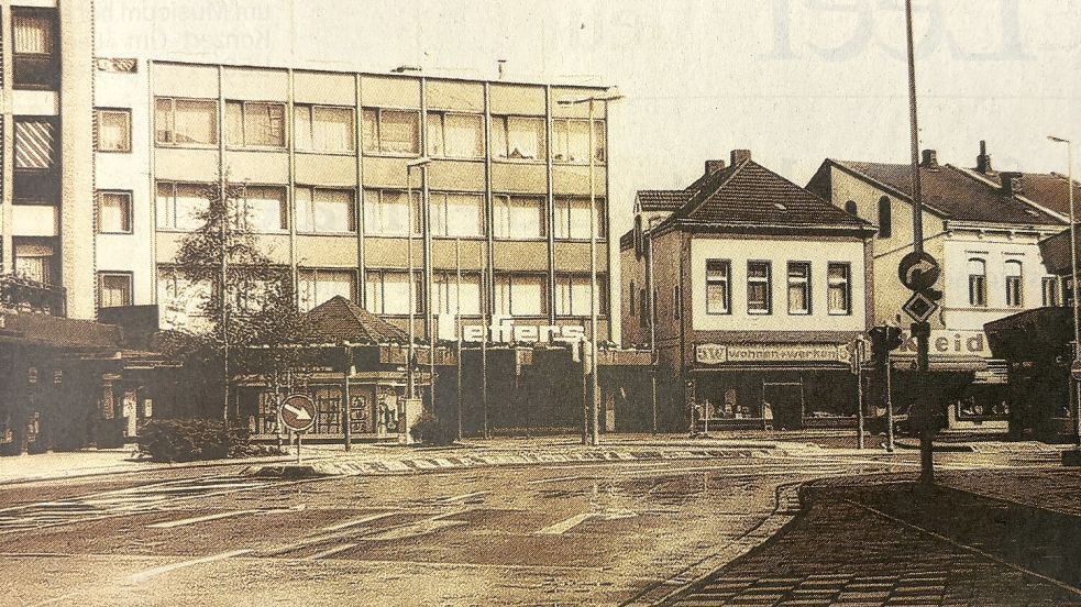 Auf diesem Bild steht das Gebäude rechts neben Leffers noch. Foto: Archiv