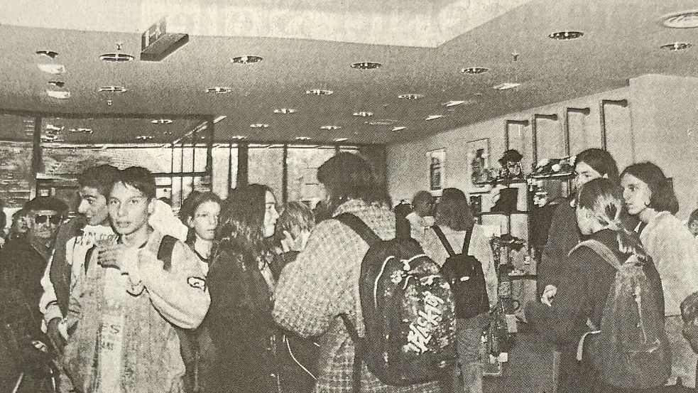 Bei einer Autogrammstunde von Scooter kamen 1995 zahlreiche junge Menschen. Foto: Gettkowski/Archiv