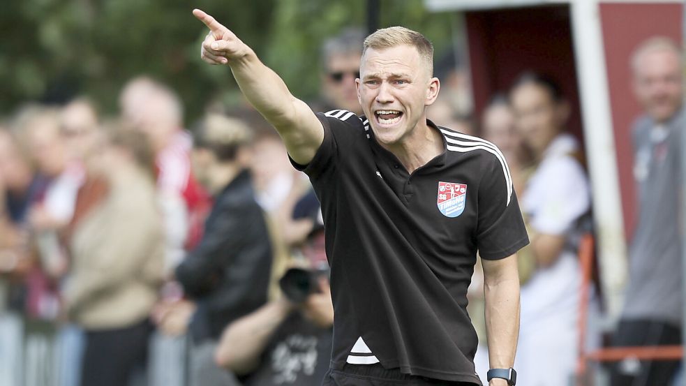 Da geht es lang, nämlich ins Pokal-Viertelfinale. TiMoNo-Trainer Jan-Henrik Koppelkamm freut sich über das Weiterkommen im Pokal. Dabei machte es sein Team wieder spannend. Archivfoto: Doden, Emden