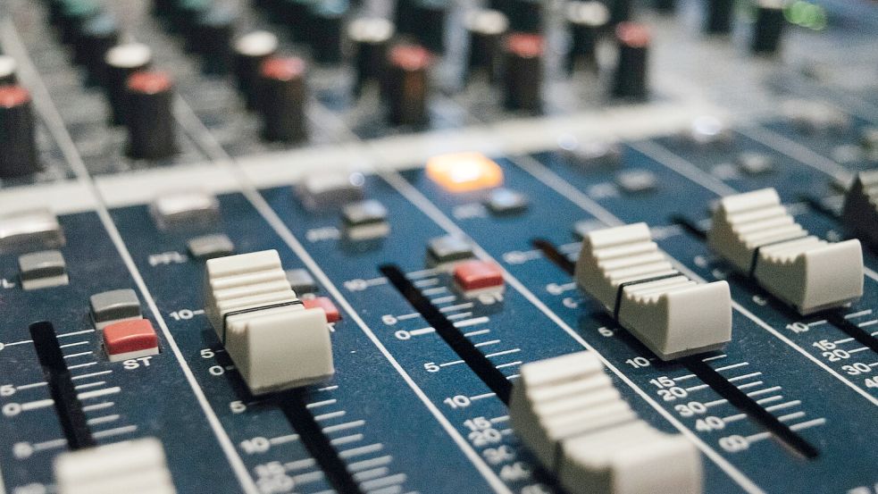 Musikproduktion ist mittlerweile stark digitalisiert, Autotune und andere technische Tricks gehören zum Alltag der Profimusiker. Ist das gut? Foto: Unsplash/Alexey Ruban
