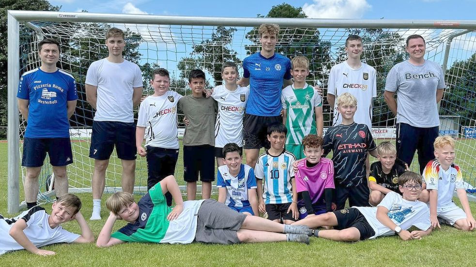 Der Bundesligaspieler schaute im vergangenen Sommer spontan bei seinem Jugendverein TuS Holtriem vorbei und leitete ein Nachwuchstraining. Foto: Privat