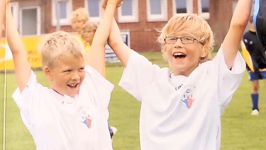 Lasse Rosenboom (rechts) jubelte hier im Holtriemer Trikot mit Mika Niehuisen, mit dem er immer noch sehr gut befreundet ist. Foto: Privat