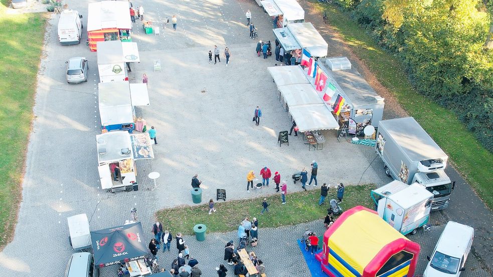 Der Nachmittagsmarkt in Remels hat sich zu einem Publikumsmagneten entwickelt. Als dieses Luftbild entstand, war der Markt noch gar nicht eröffnet. Foto: Gemeinde Uplengen