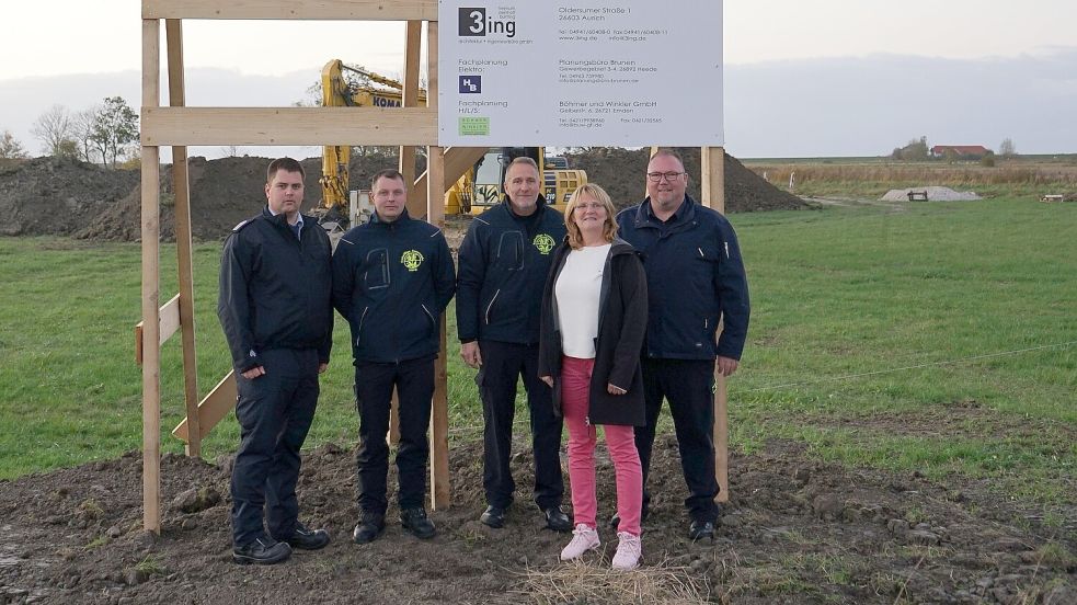 Freuen sich über den Baustart in Greetsiel: Michael Siebelds (von links), André Klose, Jörg Wybrands, Bürgermeisterin Hilke Looden sowie Gemeindebrandmeister Jan Jürgen Lüpkes. Foto: Gemeinde Krummhörn