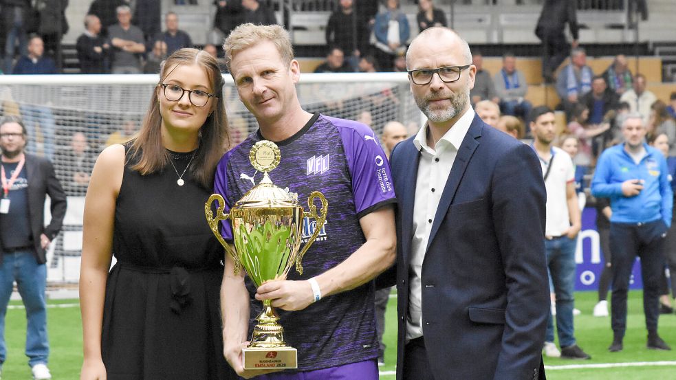 Christian Claaßen (Mitte) im Trikot der VfL-Traditionsmannschaft beim Budenzauber in Lingen. Archivfoto: Imago