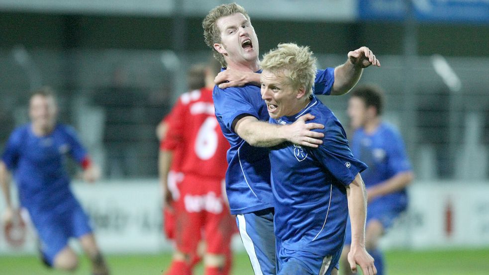 Thilko Boekhoff (vorne) schoss Kickers Emden in der Saison 2010/2011 in den DFB-Pokal. Archivfoto: Doden/Emden