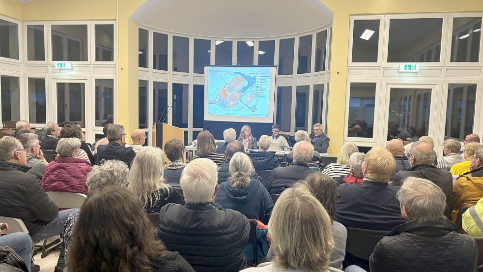 Die Informationsveranstaltung sorgte für großes Interesse: Die Aula der Greetsieler Grundschule war an dem Mittwochabend gut gefüllt. Foto: Groenendaal
