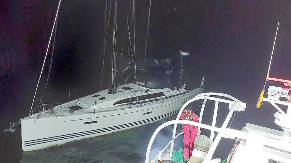 Der Seenotrettungskreuzer „Bernhard Gruben“ bei der havarierten Segelyacht Foto: Die Seenotretter – DGzRS