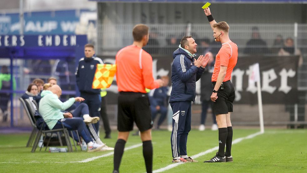 Auch Co-Trainer Markus Unger wurde verwarnt.