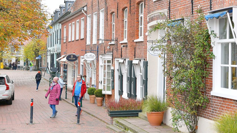 In der Nachsaison ist deutlich weniger los in Greetsiel, das zeigt sich auch in der Sielstraße. Foto: Wagenaar