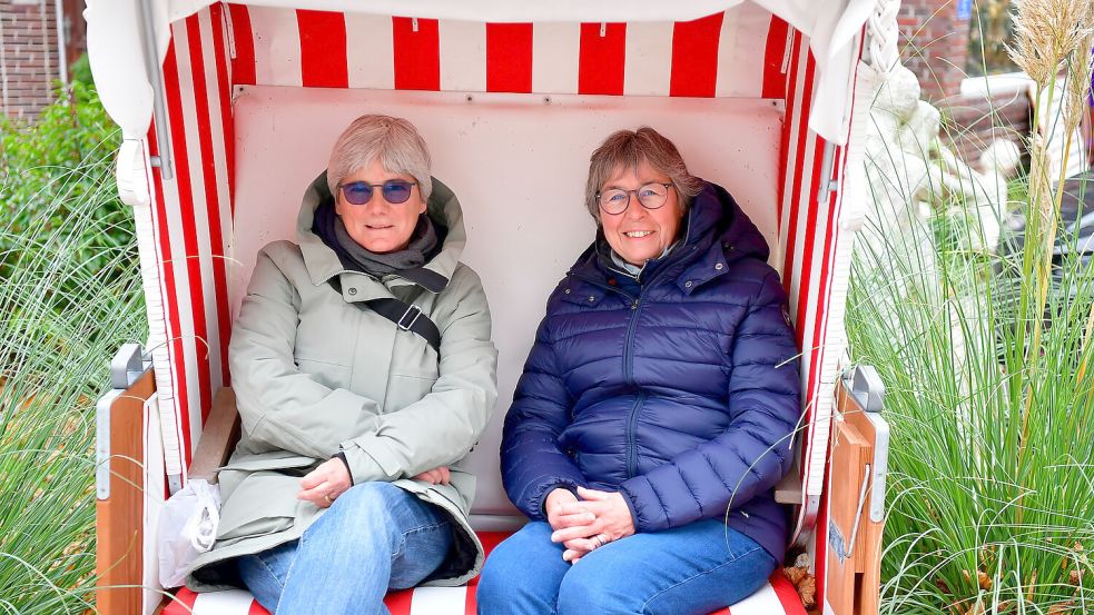 Marion und Renate aus Düsseldorf genießen in Greetsiel die Ruhe fernab vom Treiben der Großstadt. Foto: Wagenaar