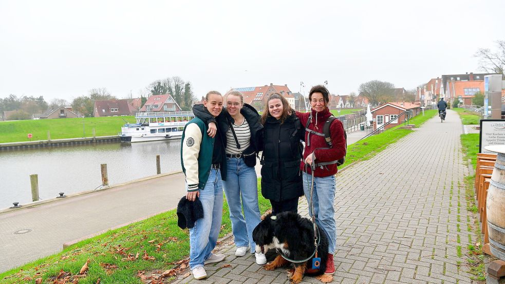 Sie genießen die Ruhe in Greetsiel: Marion Christmann (rechts) hat neben ihren Töchtern und einer Freundin auch den Familienhund dabei. Foto: Wagenaar