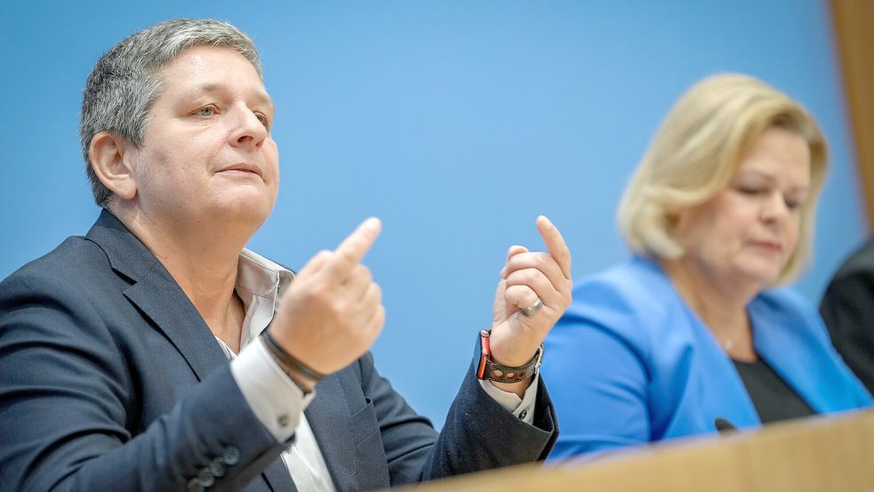 Innenministerin Nancy Faeser (r, SPD) und BSI-Präsidentin Claudia Plattner bei der Vorstellung des Lageberichts 2024 des Bundesamtes für Sicherheit und Informationstechnik (BSI). Foto: picture alliance/dpa