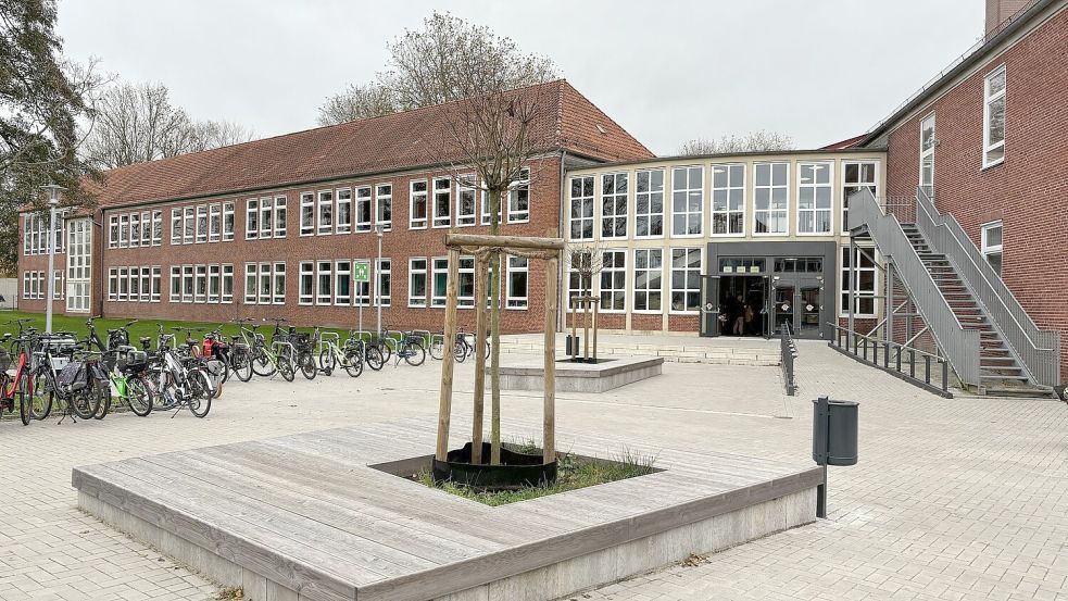 Am Bestandsgebäude sind der neue Eingang und der Vorplatz bereits fertig. Das Gebäude selbst wird aber noch umfassend saniert. Foto: Hanssen