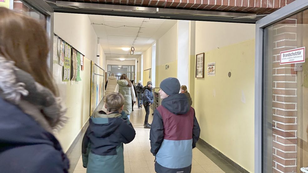Ein Flur in der Früchteburgschule: Die Grundschule ist seit Jahren stark sanierungsbedürftig. Das ändert sich derzeit. Foto: Hanssen