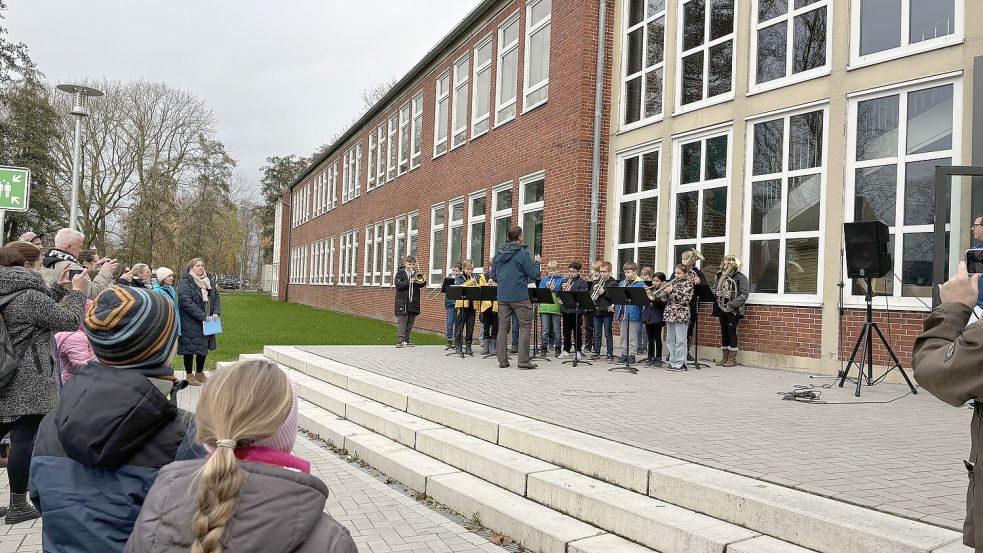 Zum Richtfest hat die Bläserklasse der Früchteburgschule ein paar Lieder vorgetragen. Foto: Hanssen